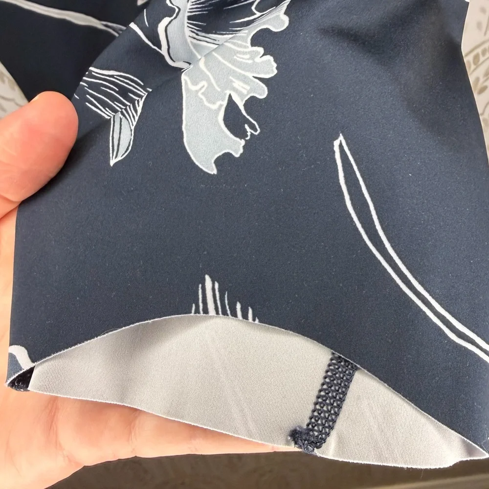 Athleta Sonic Capri Floral Print 7/8 Leggings Size Large Navy Blue High Rise - Picture 8 of 10